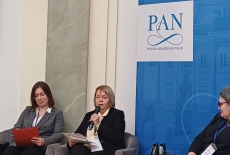 Prelegenci siedzą na fotelach