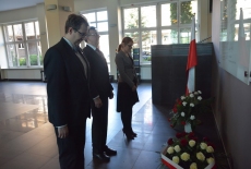 Szef Służby Cywilnej Dobrosław Dowiat-Urbański w asyście Dyrektora KSAP  pana Wojciecha Federczyka oraz Dyrektor Departamentu Służby Cywilnej Kancelarii Prezesa Rady Ministrów pani Urszuli Dubejko złożył kwiaty pod tablicą