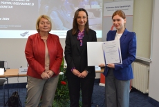 Uczestnik pozuje z dyplomem, obok pani z MSZ i dyrektor KSAP