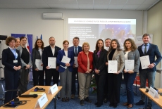 Zdjecie grupowe z dyplomami