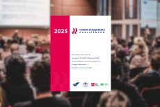 Plakat Forum Zarządzania Publicznego 2025 nałożony na zdjęcie sali konferencyjnej z uczestnikami; na plakacie widoczne hasło „Forum Zarządzania Publicznego”, rok 2025 oraz lista tematów, m.in. ESG w administracji publicznej i e‑zielona administracja, a także logotypy organizatorów.
