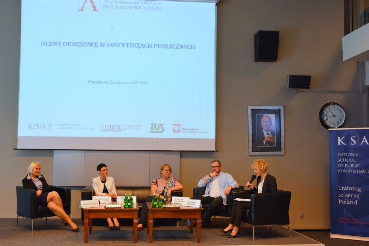 W prezydium siedzi od lewej: Urszula Dubejko, Joanna Kencler, Magdalena Tarczewska-Szymańska, Tomasz Rostkowski i Zuzanna Bartczak.