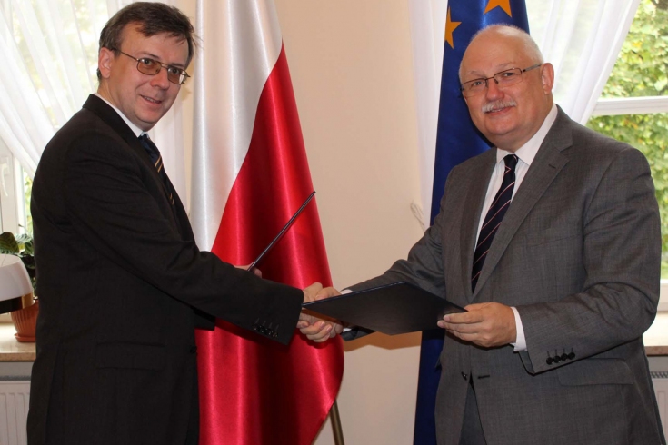 for. KRPM Podpisanie porozumienia w sprawie szkoleń centralnych w KSAP. Szef Służby Cywilnej i Dyrektor KSAP podają sobie ręce.
